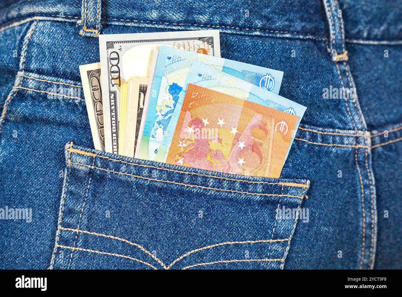 Euro und amerikanische Währung, Geld in Jeans Tasche für Reisen und shopping Stockfoto
