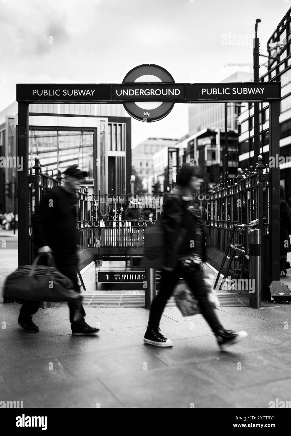 Reisende passieren einen U-Bahn-Eingang in London Stockfoto