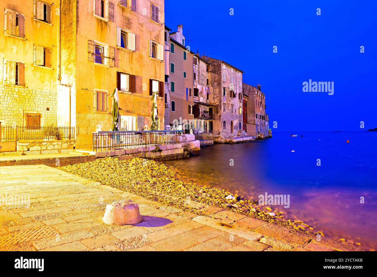 Rovinj, Strand und die Waterfront am Abend ansehen Stockfoto