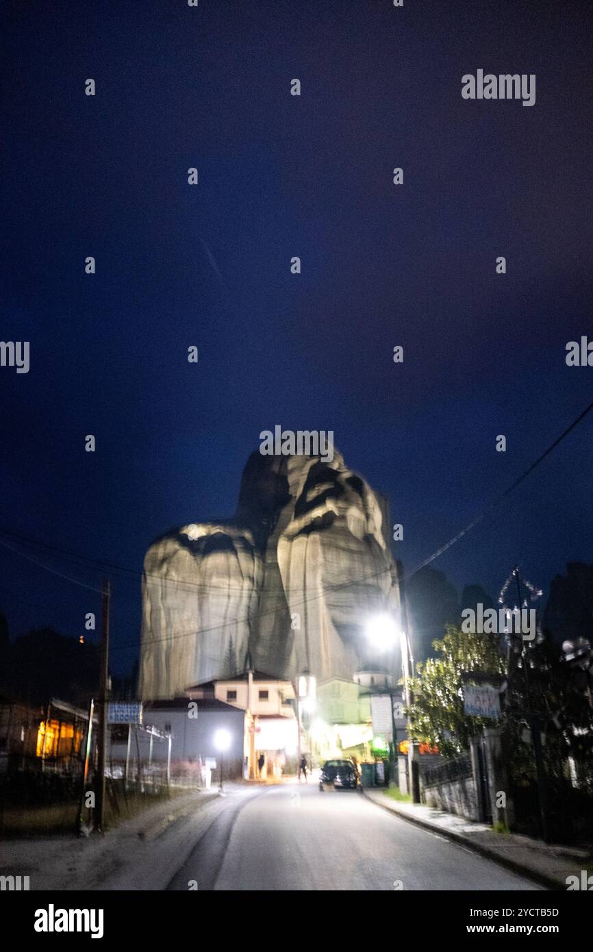 Felsberg in der Abenddämmerung der Region Kalambaka und Meteores, einer geologischen Formation in Nordgriechenland, im Regionalbezirk Trikala, Thessalien, Stockfoto