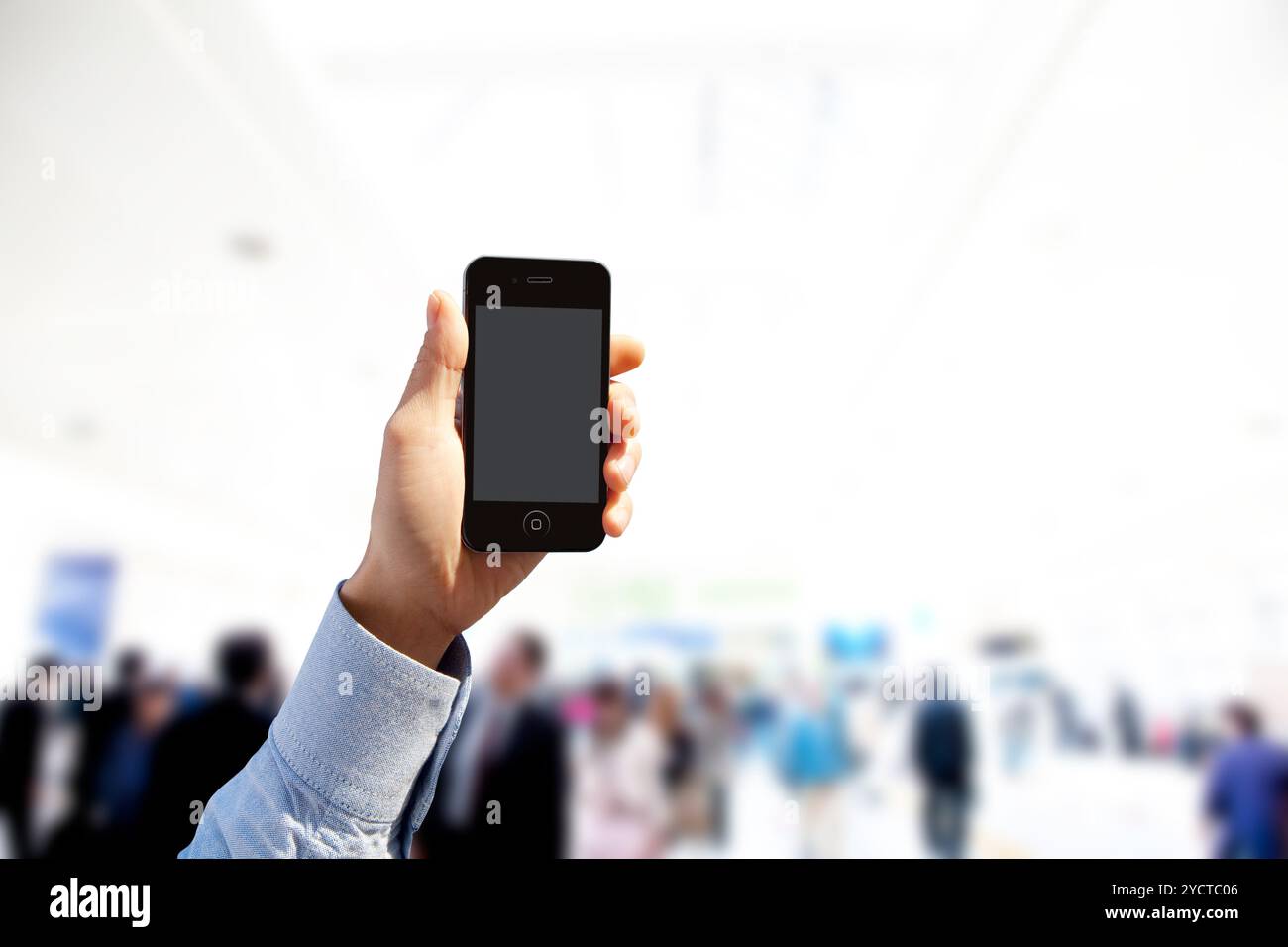 Smartphone wird von einem Mann gehalten Stockfoto