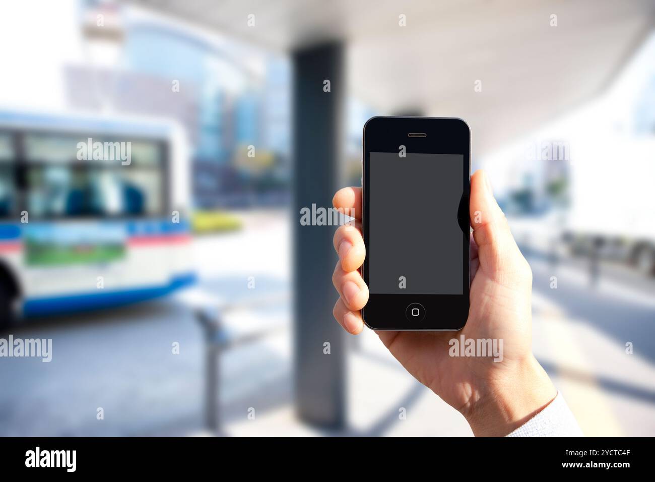 Smartphone wird von einem Mann gehalten Stockfoto