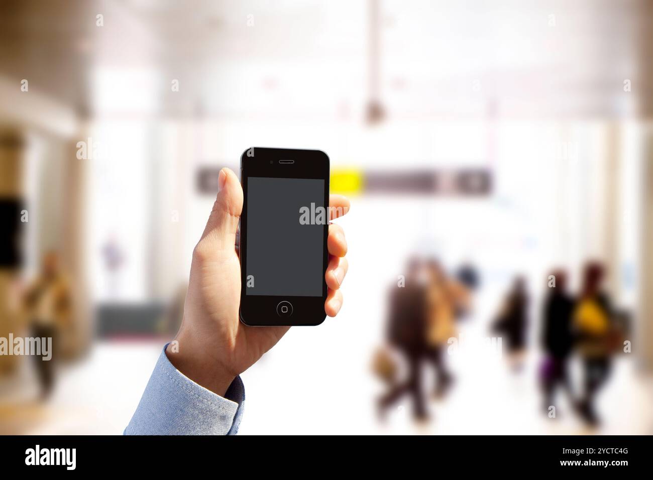 Smartphone wird von einem Mann gehalten Stockfoto