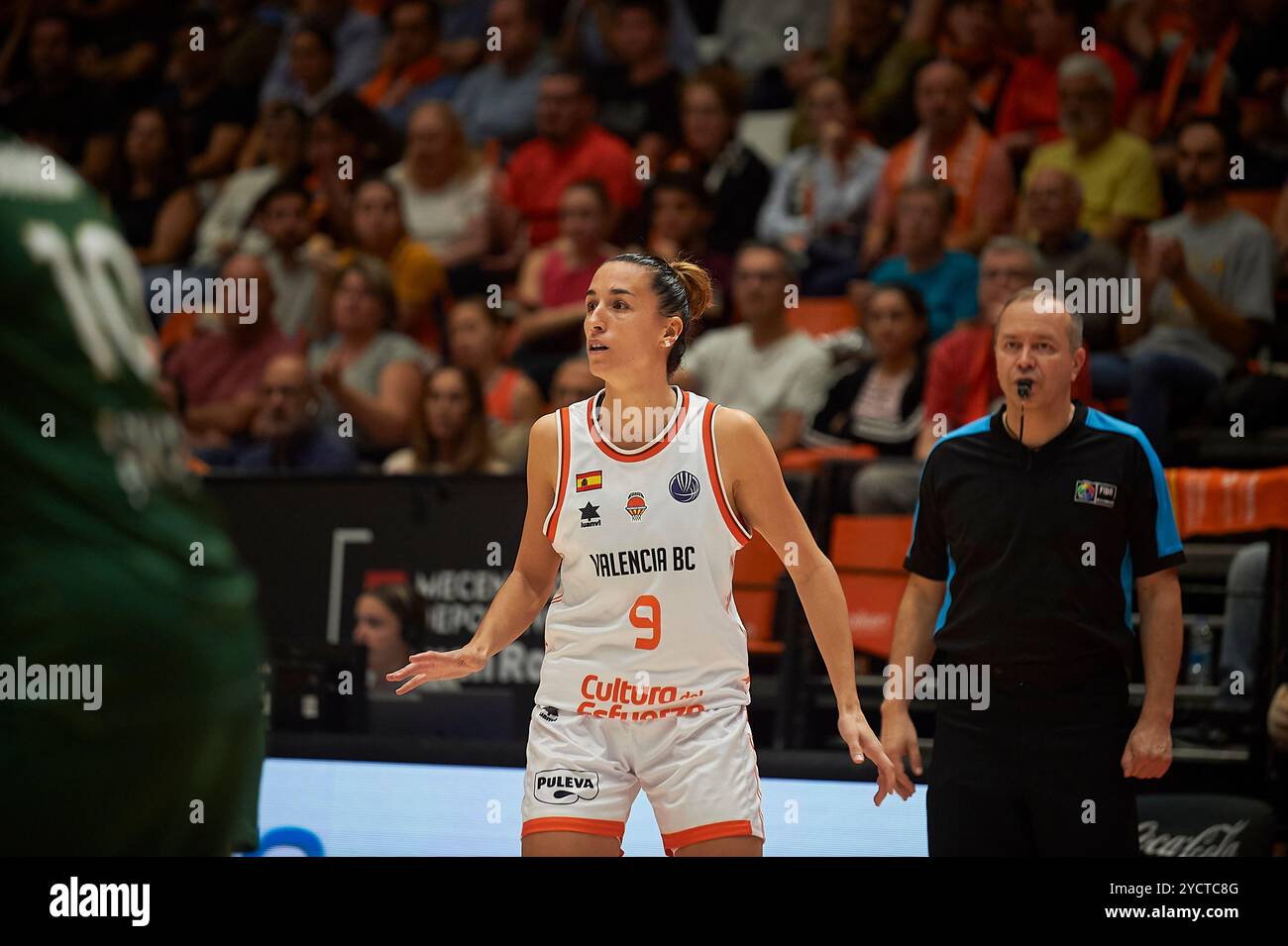 Queralt Casas of Valencia Korb während der regulären Saison der Euroleague Women Runde 3. In Pabellon Fuente de San Luis (Valencia). Endpunktzahl: Valencia Stockfoto