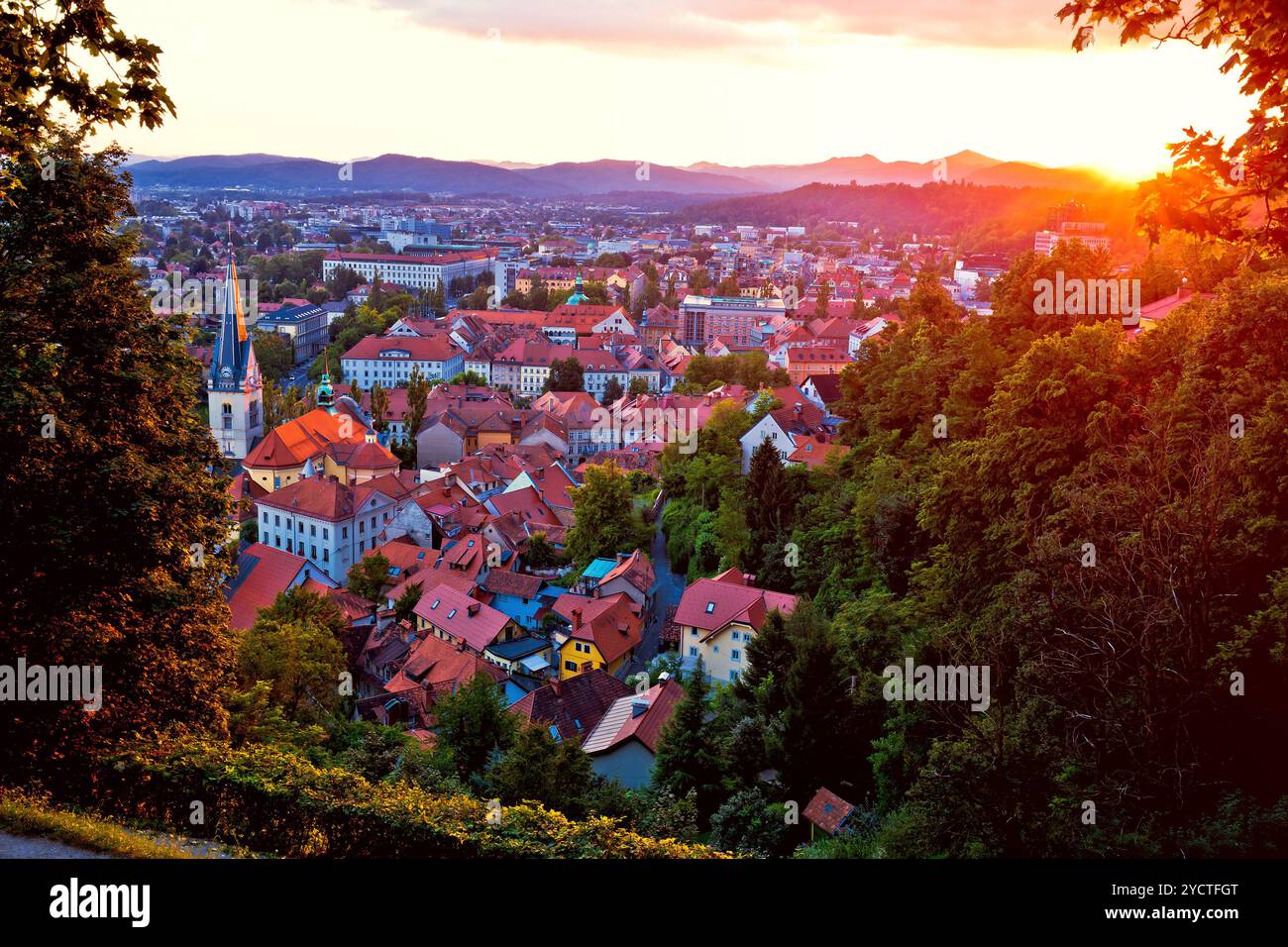 Ljubljana Antenne Dächer bei Sonnenuntergang Stockfoto