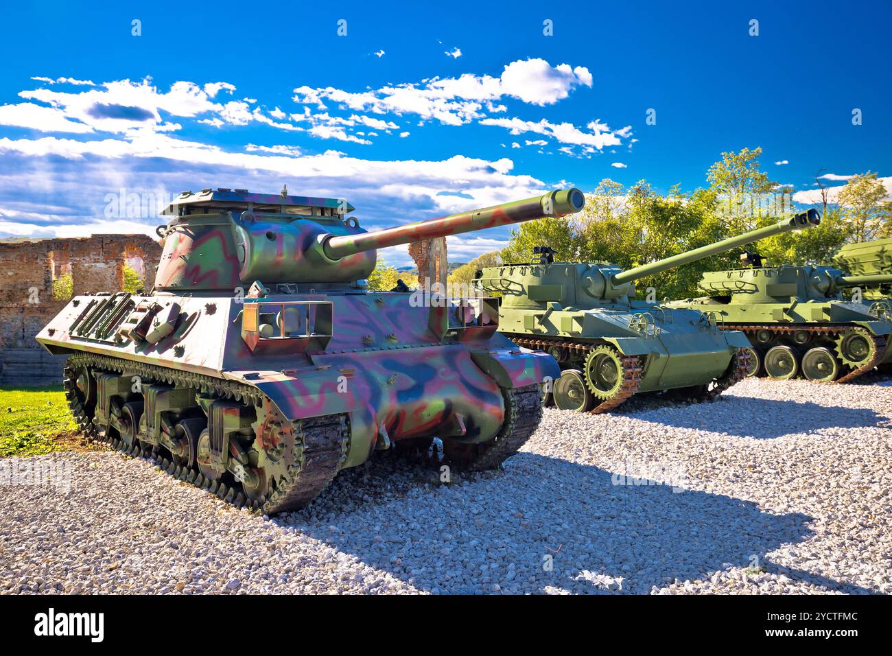 Militärische Tanks in der Armee mit Blick auf den Park Stockfoto