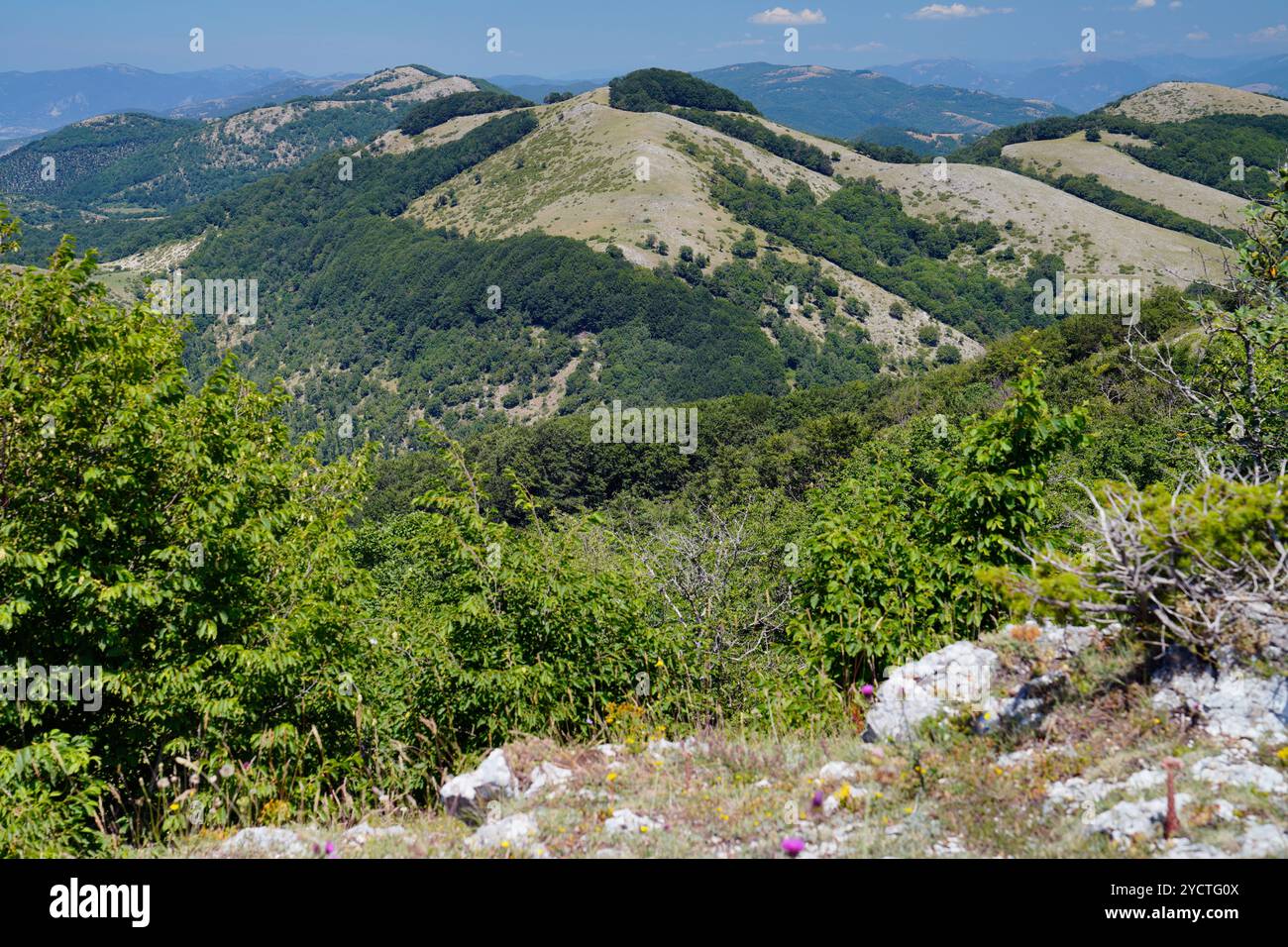 Blick auf die Landschaft vom Monte Pizzuto della Sabina, Valle del Tevere, Monte Sabini, Rieti, Latium, Italien Stockfoto