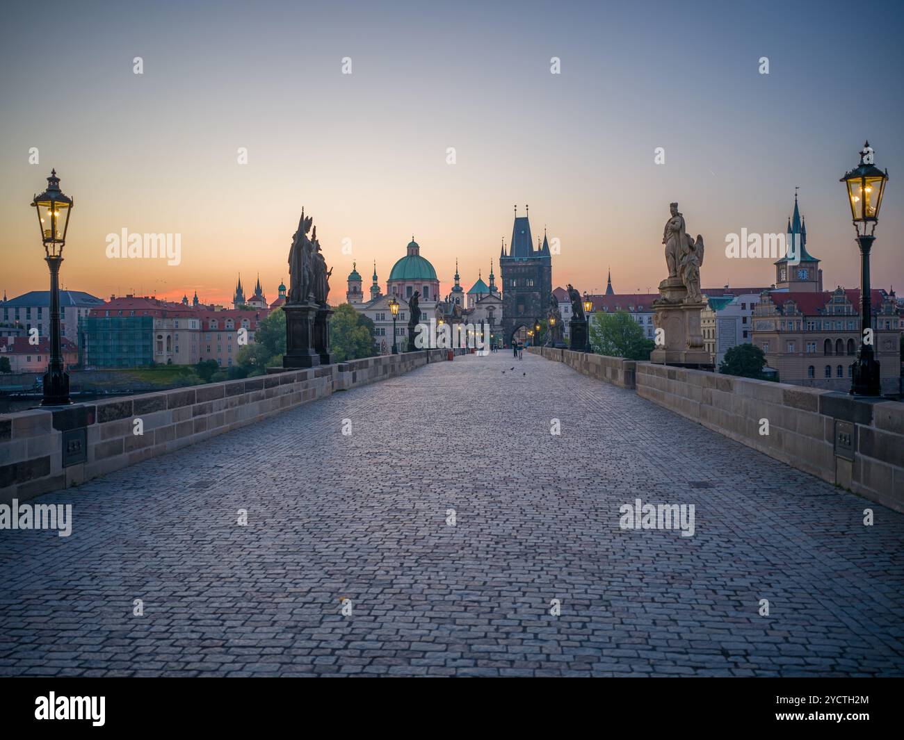 Auf der Karlsbrücke bei Sonnenaufgang, Altstädter Brückenturm, Karlsbrücke, Moldau, Altstadt von Prag, Prag, Tschechische Republik, Europa Stockfoto