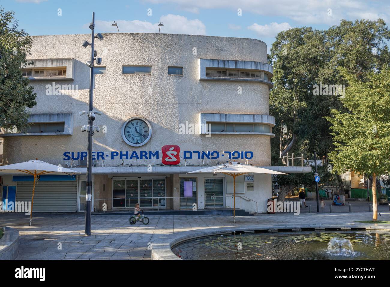 Ramat Gan, Israel, 12. August 2024; Eine Filiale der pharmazeutischen Einzelhandelskette Super-Pharm in einem Gebäude im Bauhausstil am Rambam Square Stockfoto