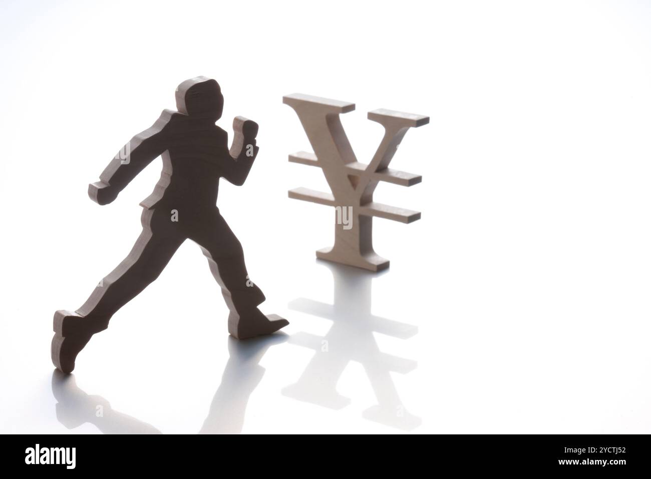 Hölzerne geschnitzte kreisförmige Symbol und laufender Mensch Stockfoto