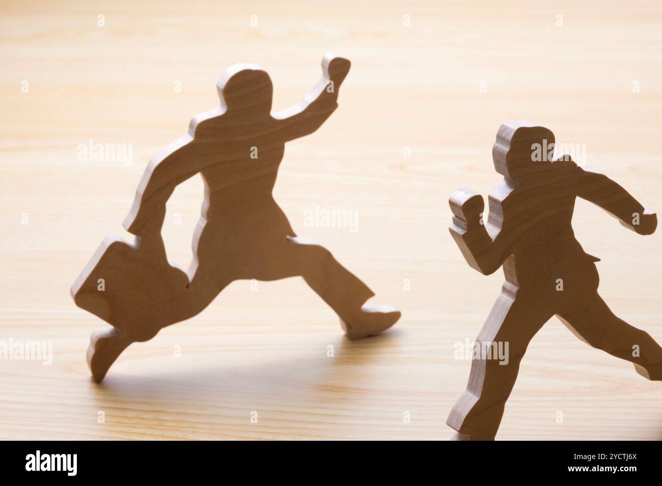 Holzschnitzerei von zwei Geschäftsleuten Stockfoto