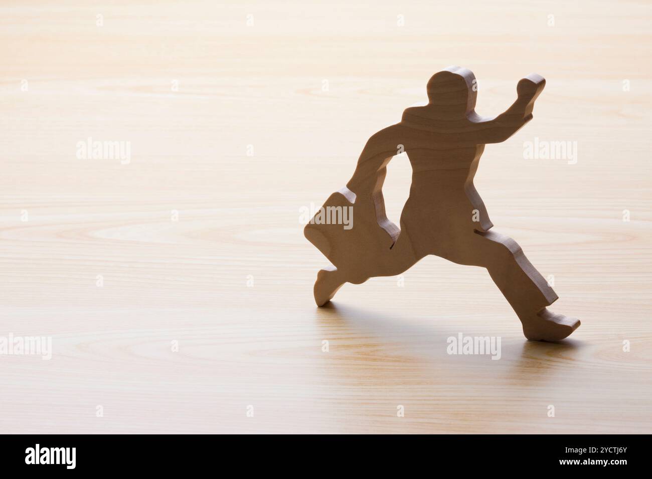 Holz geschnitzter Running man Stockfoto