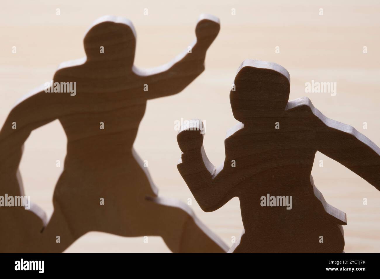 Holzschnitzerei von zwei Geschäftsleuten Stockfoto