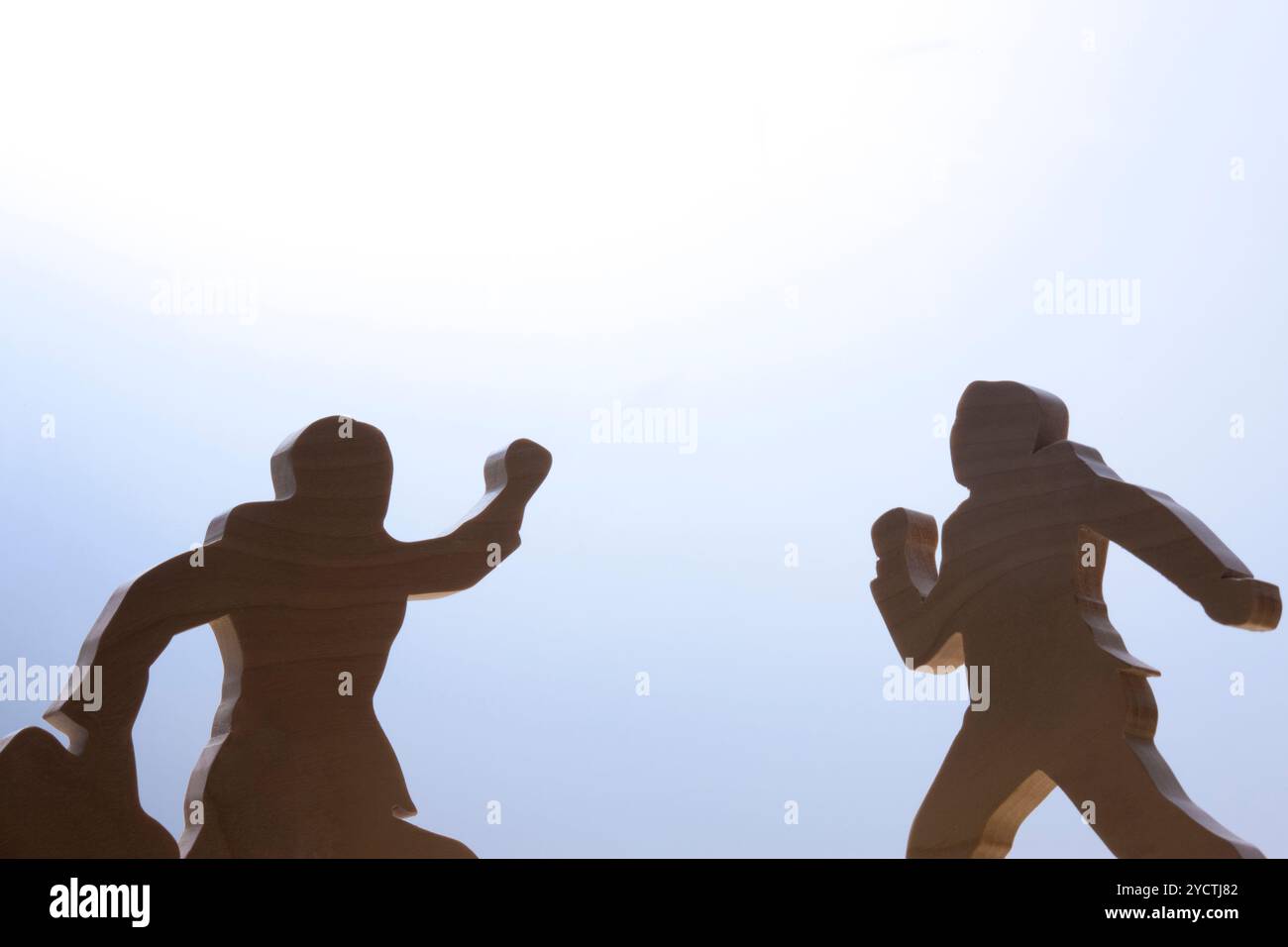 Holzschnitzerei von zwei Geschäftsleuten Stockfoto