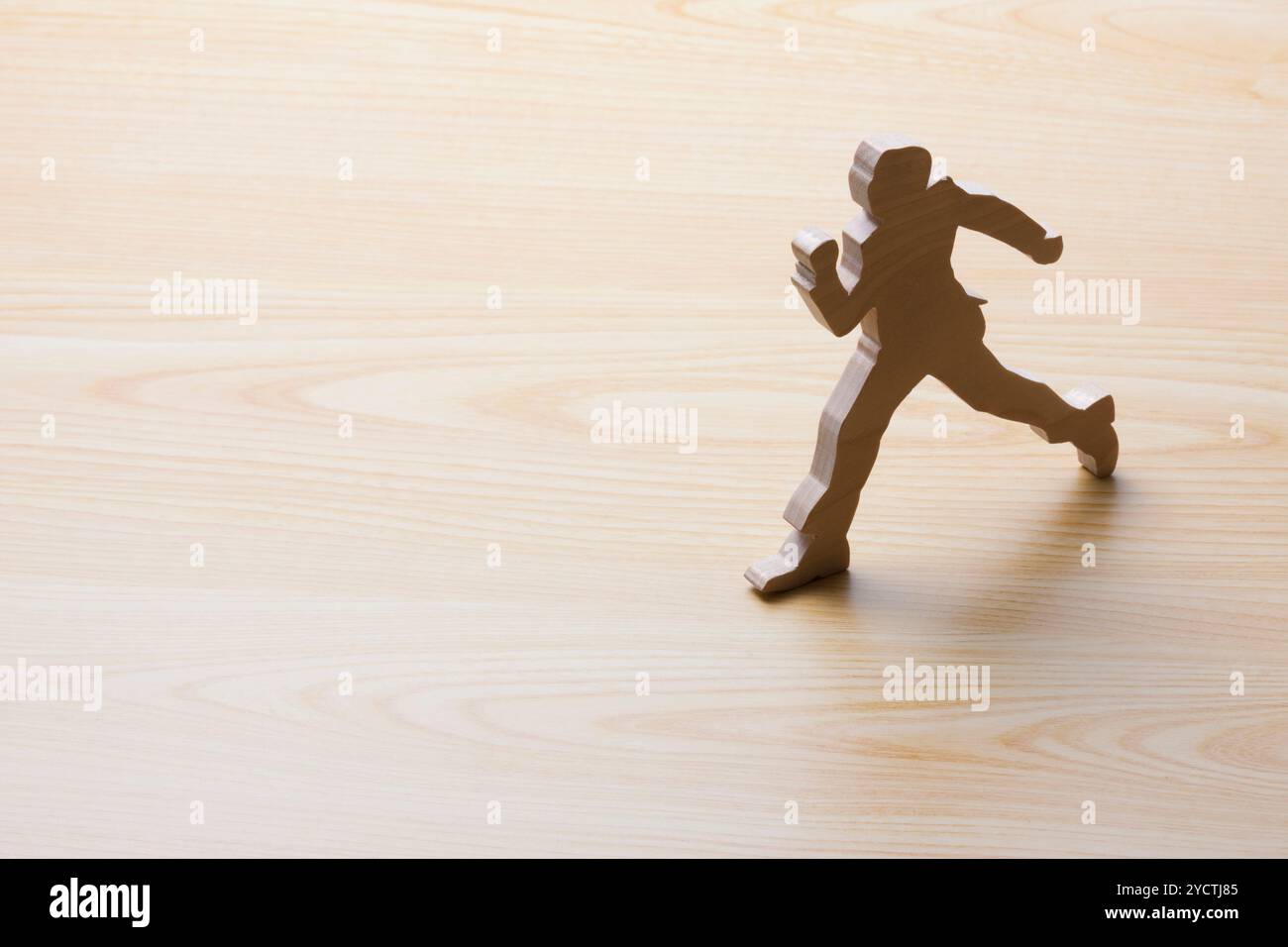 Holz geschnitzter Running man Stockfoto