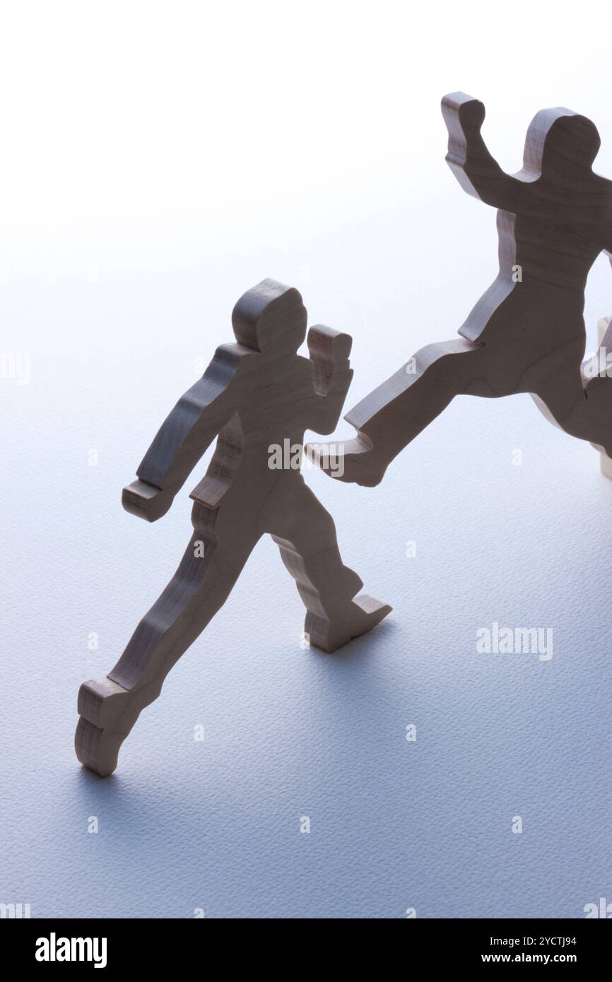 Holzschnitzerei von zwei Geschäftsleuten Stockfoto