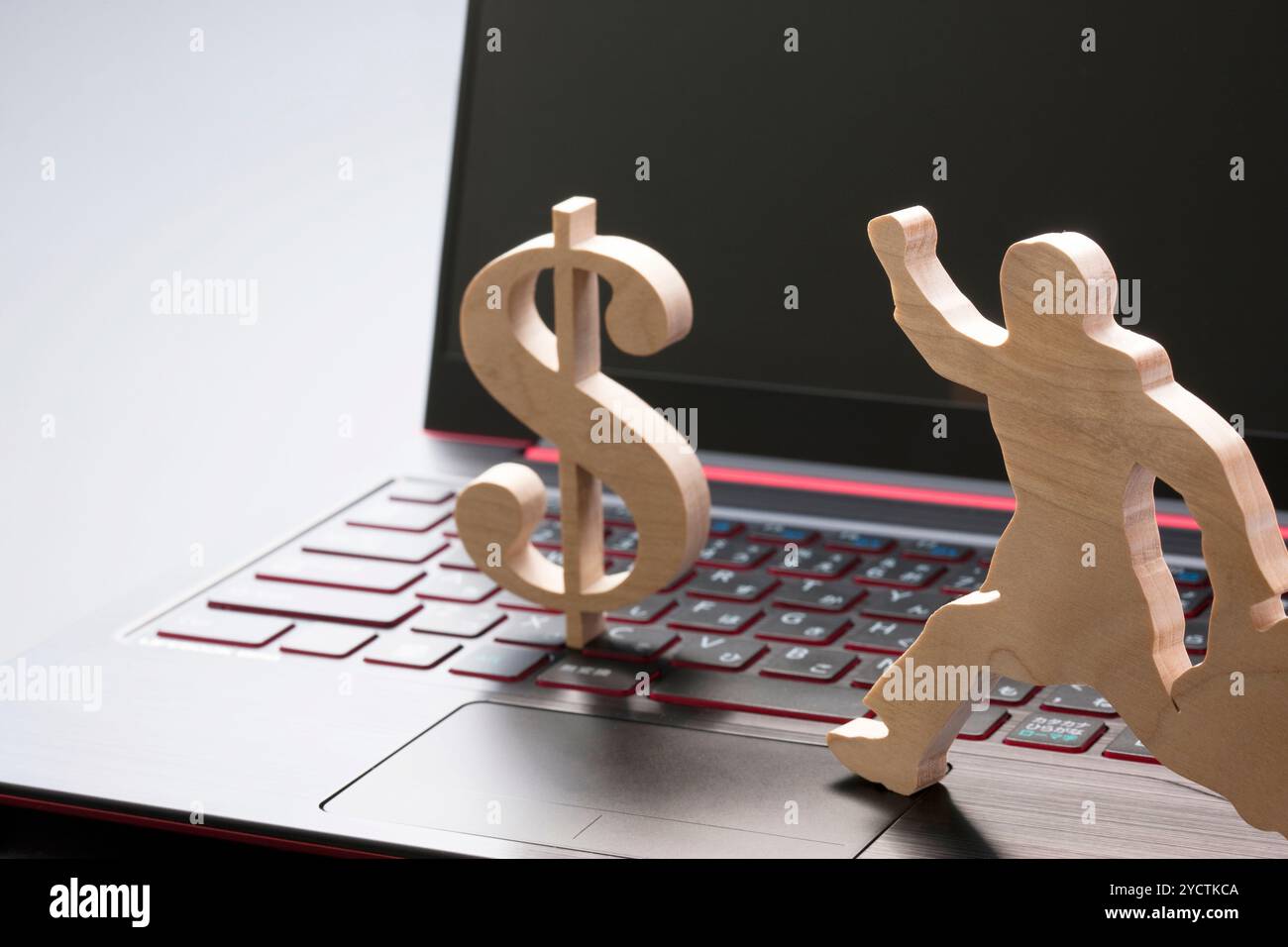 Hölzerne geschnitzte Dollarmarke und Geschäftsmann Stockfoto