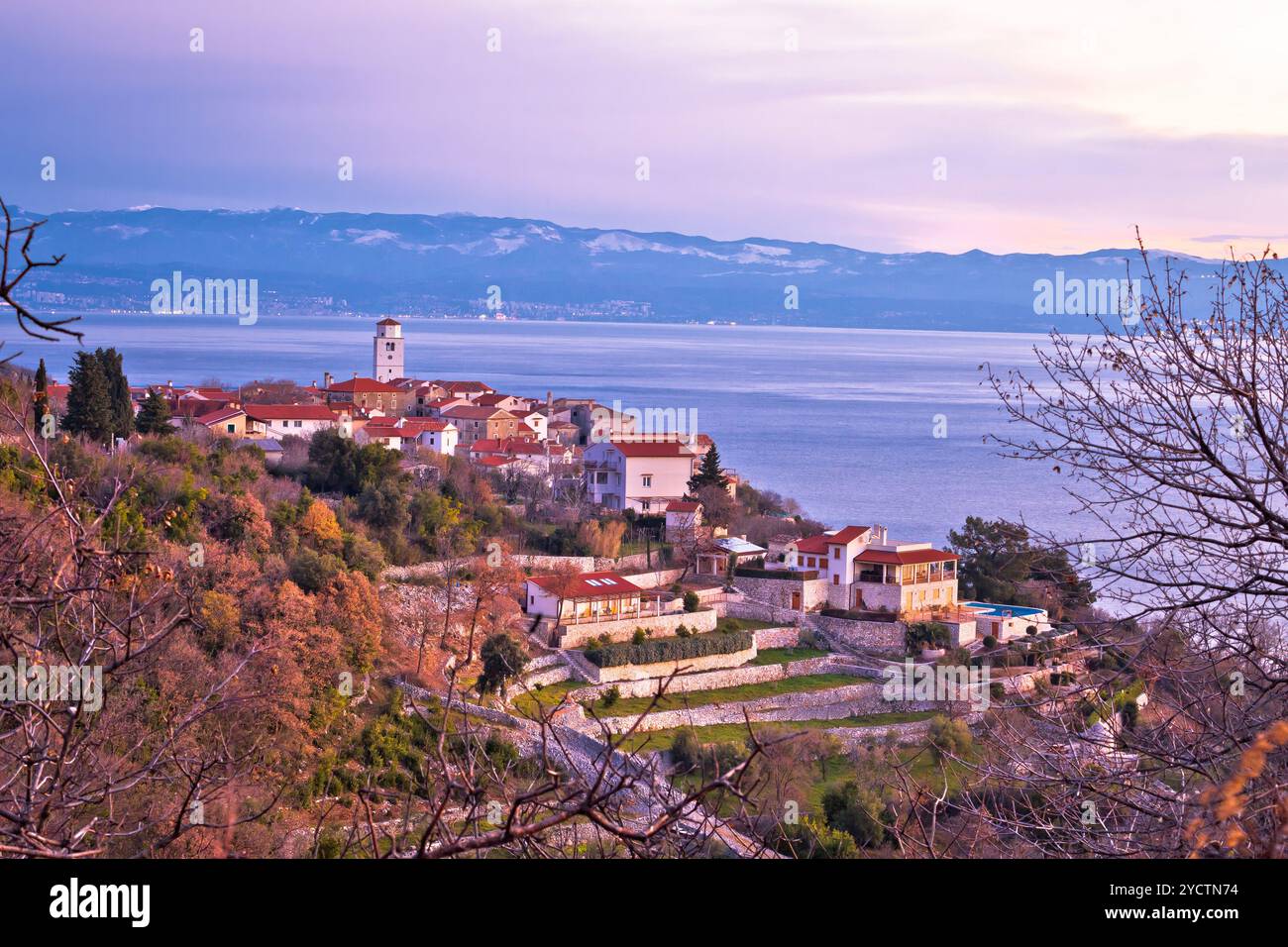 Brsec Dorf Skyline und Kvarner Bucht Morgengrauen anzeigen Stockfoto