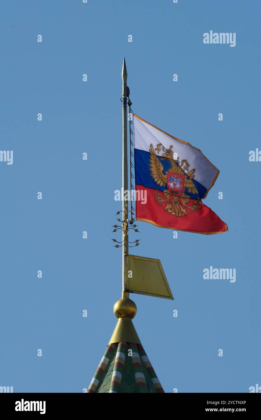 Standard des Präsidenten der Russischen Föderation. Die russische Flagge auf dem Kreml. Stockfoto