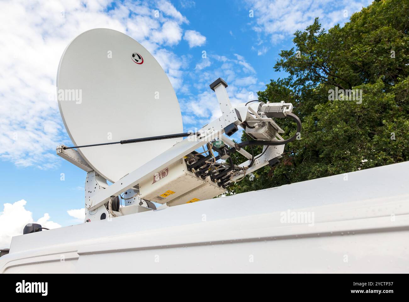 Satellitenschüssel auf dem Dach des mobilen TV-Sender montiert Stockfoto
