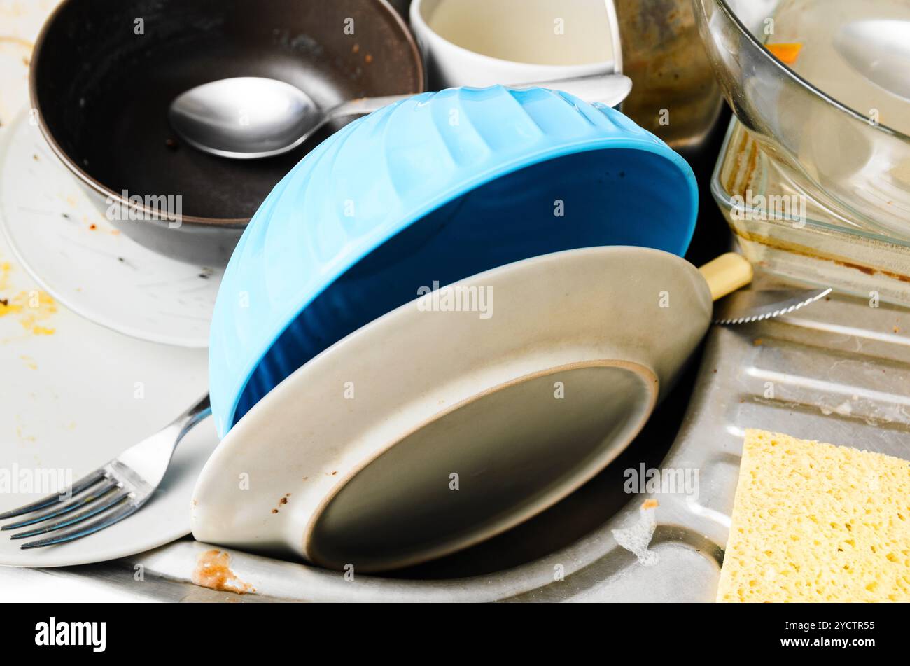Schmutziges Geschirr im Spülbecken Stockfoto