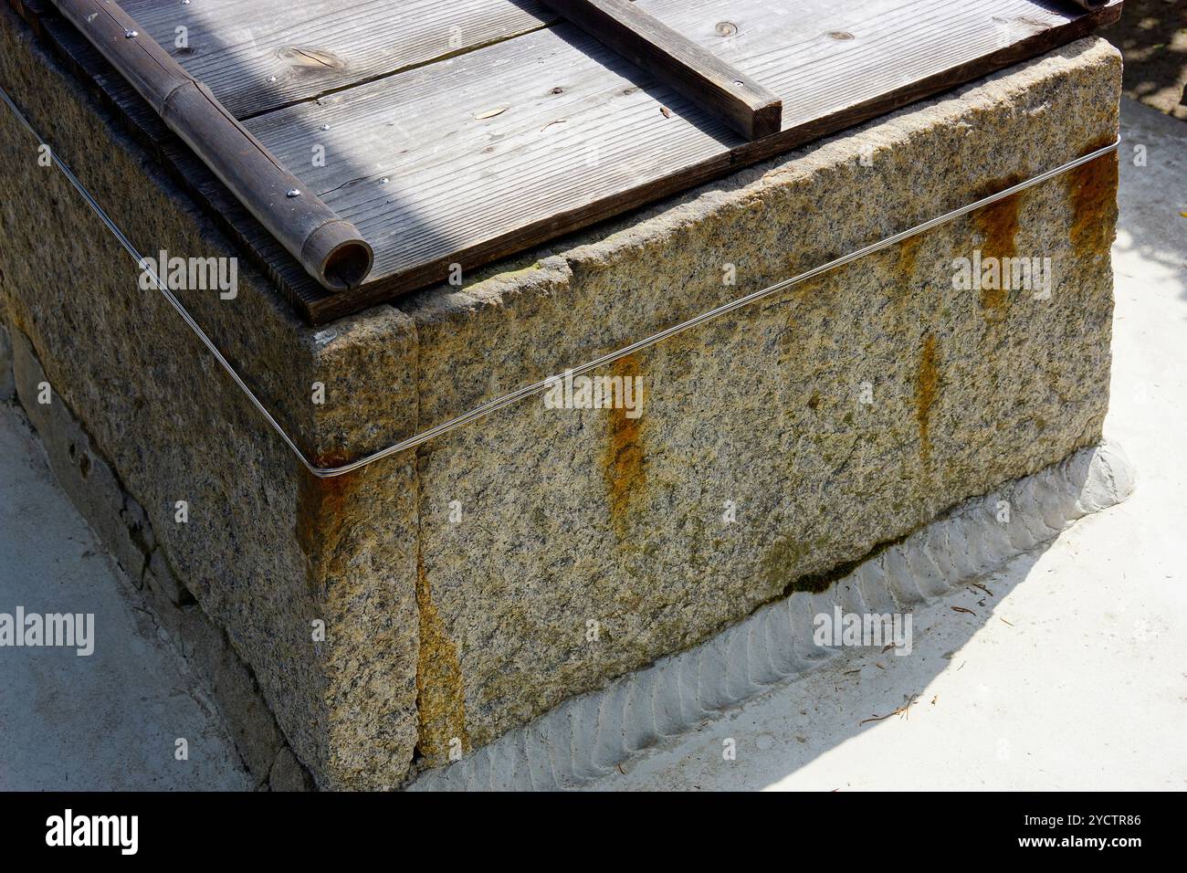 Steinrahmen eines Brunnens Stockfoto