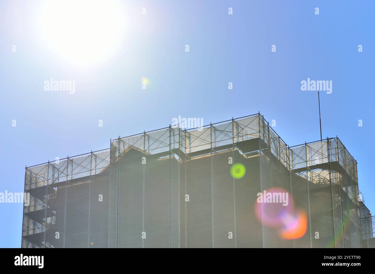 Gebäude im Bau und die Sonne Stockfoto