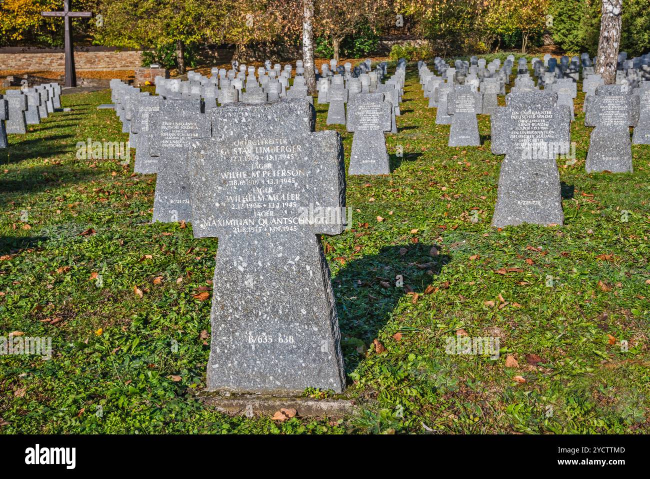 Friedhof deutscher Soldaten aus dem Zweiten Weltkrieg, getötet in der Dukla-Pass-Schlacht, im Dorf Hunkovce, nahe Svidnik, Region Prešov, Slowakei Stockfoto