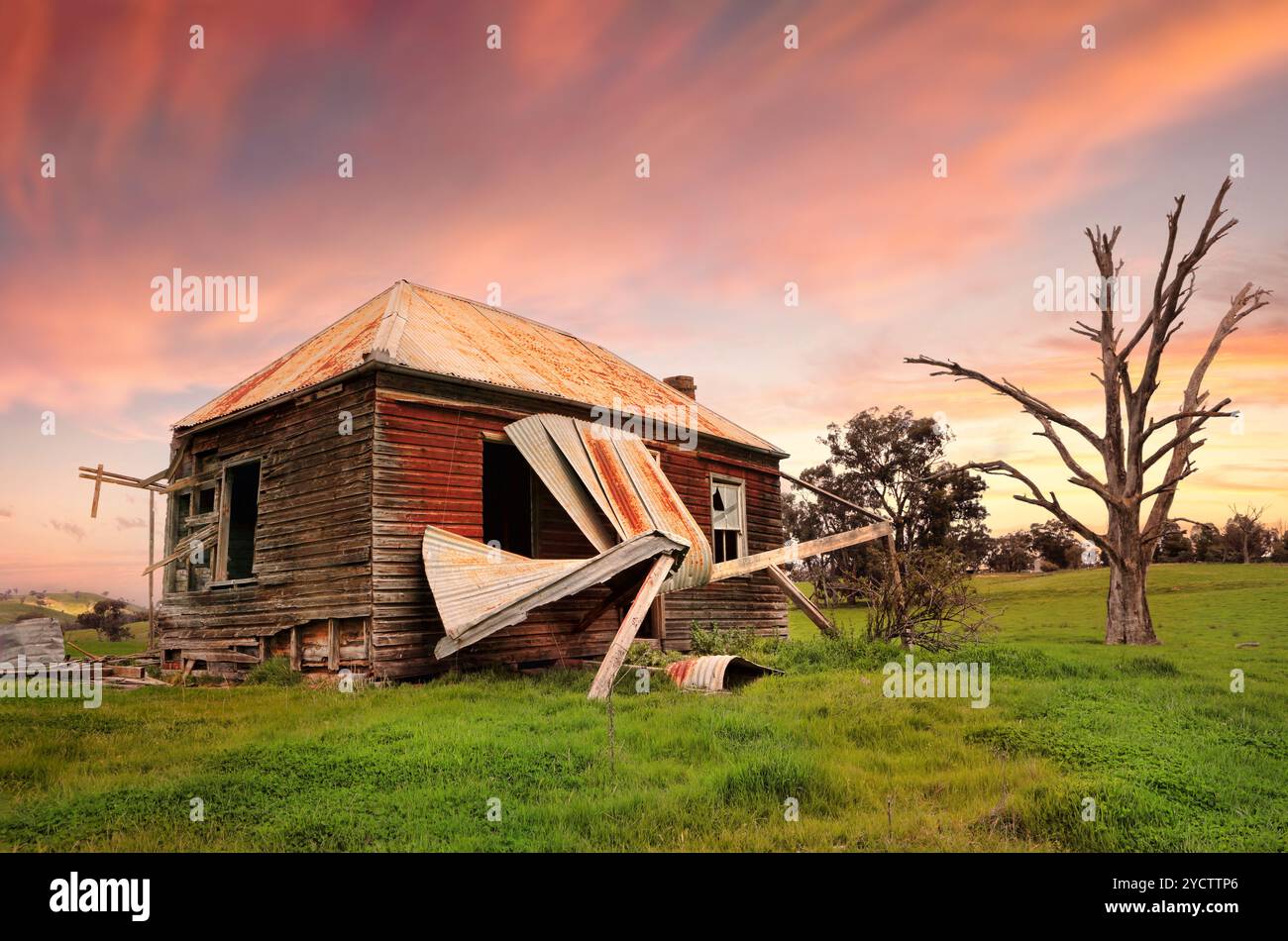 Verlassenes baufälliges Bauernhaus Stockfoto