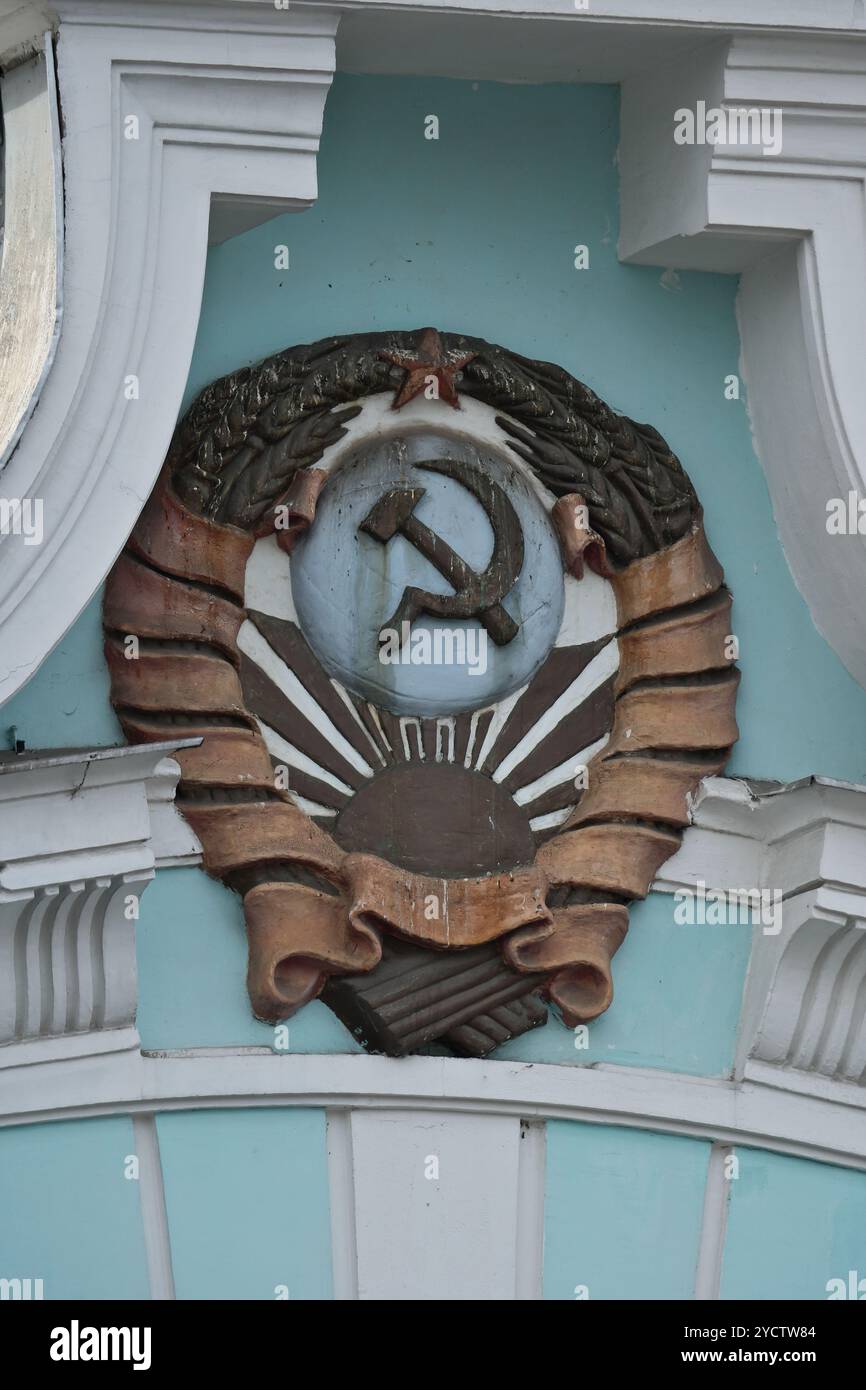 Das Wappen der UdSSR an der Fassade eines Moskauer Belorusski-Bahnhofs Stockfoto