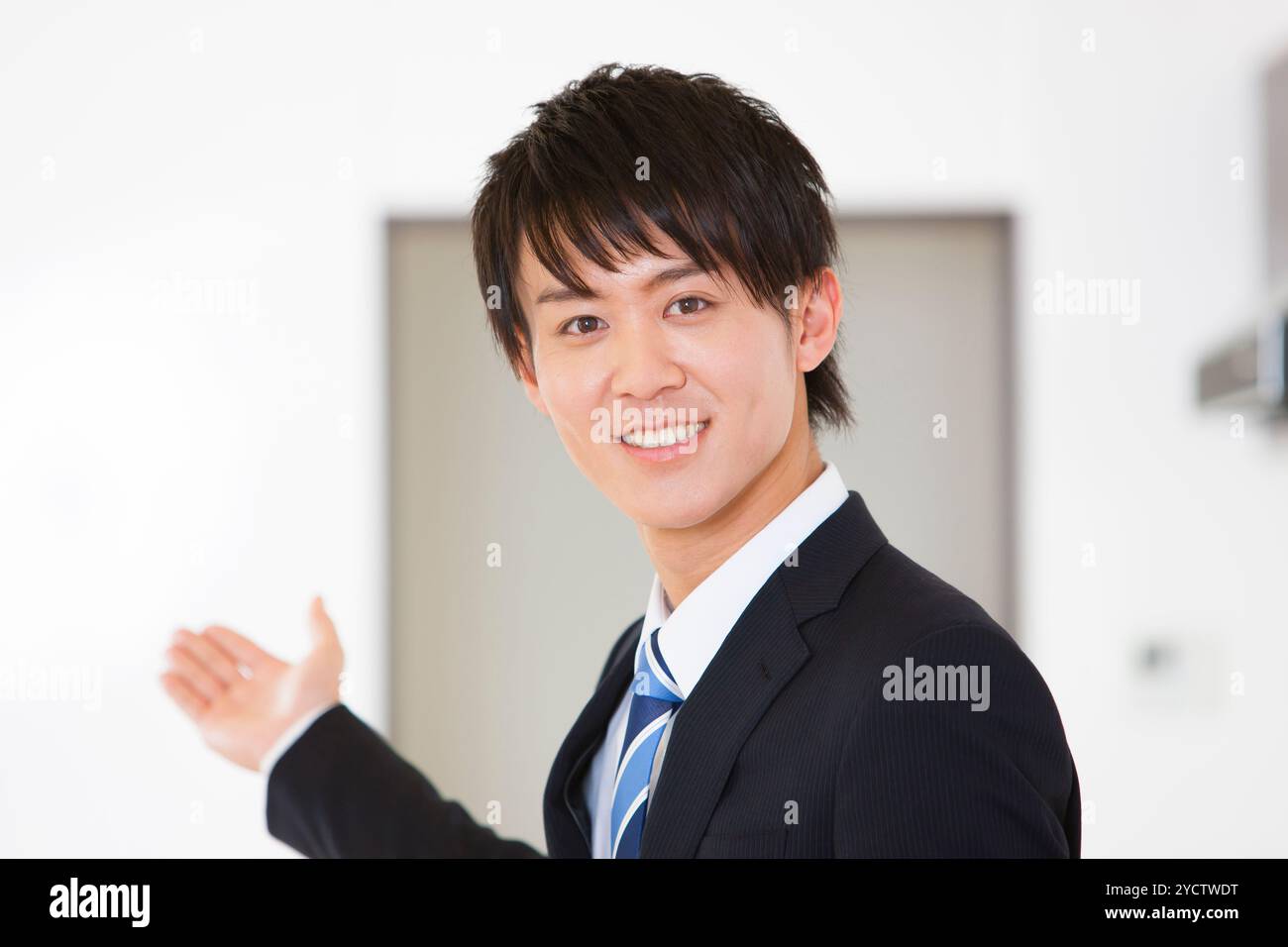 Männlicher Geschäftsmann, der Immobilien zeigt Stockfoto