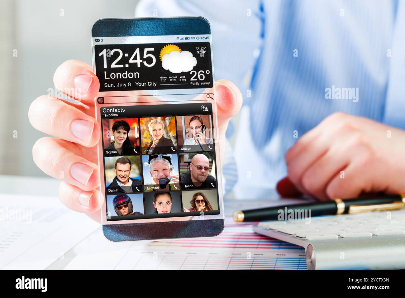 Smartphone mit transparenten Bildschirm in Menschenhand. Stockfoto