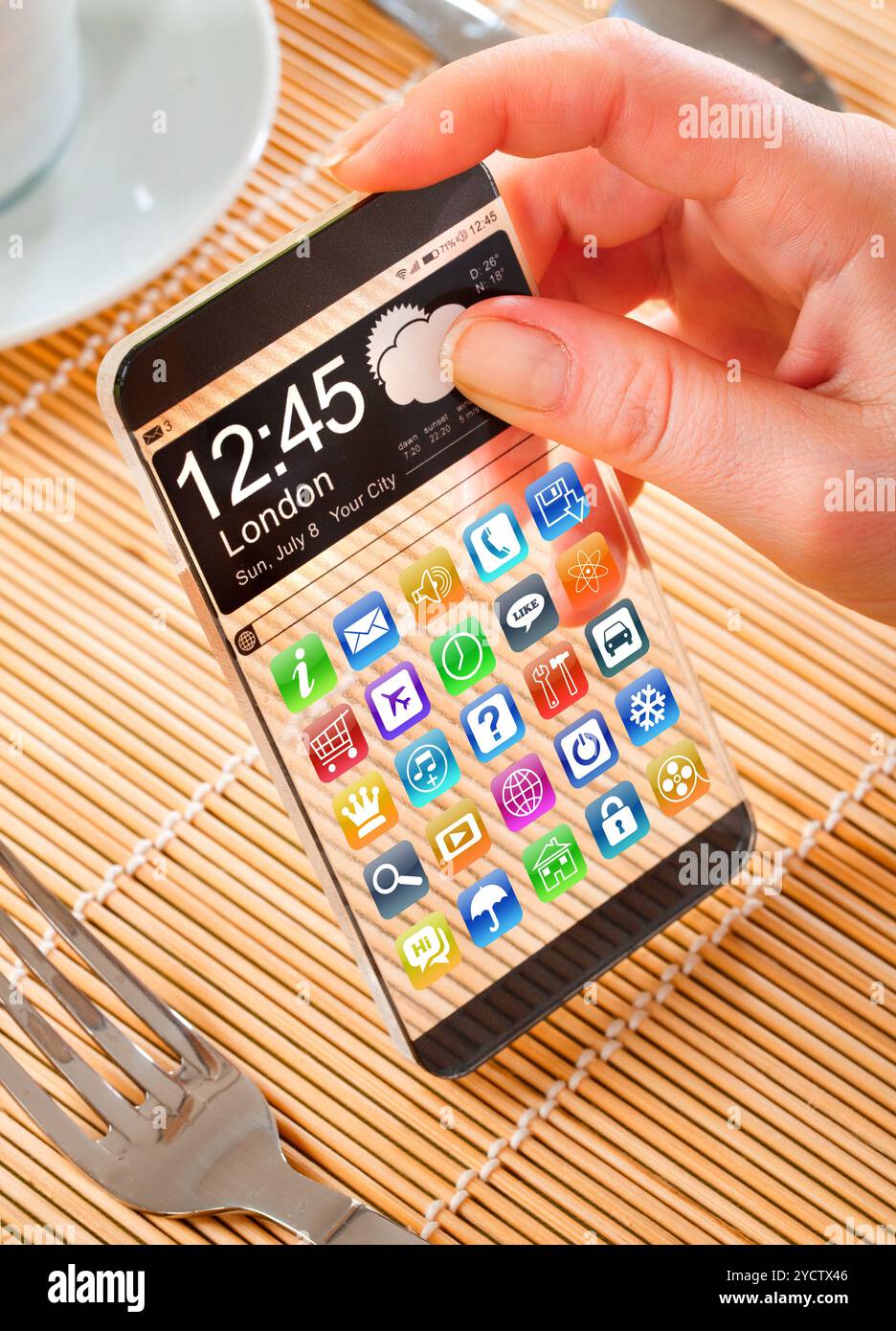 Smartphone mit transparenten Bildschirm in Menschenhand. Stockfoto