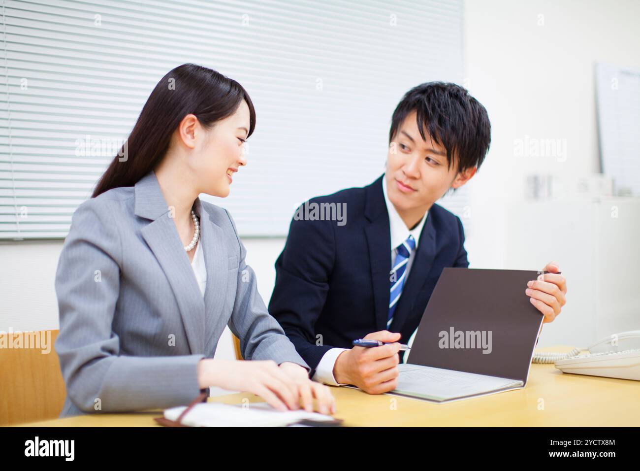 Männliche Geschäftsleute und Büroangestellte, die Dokumente überprüfen Stockfoto