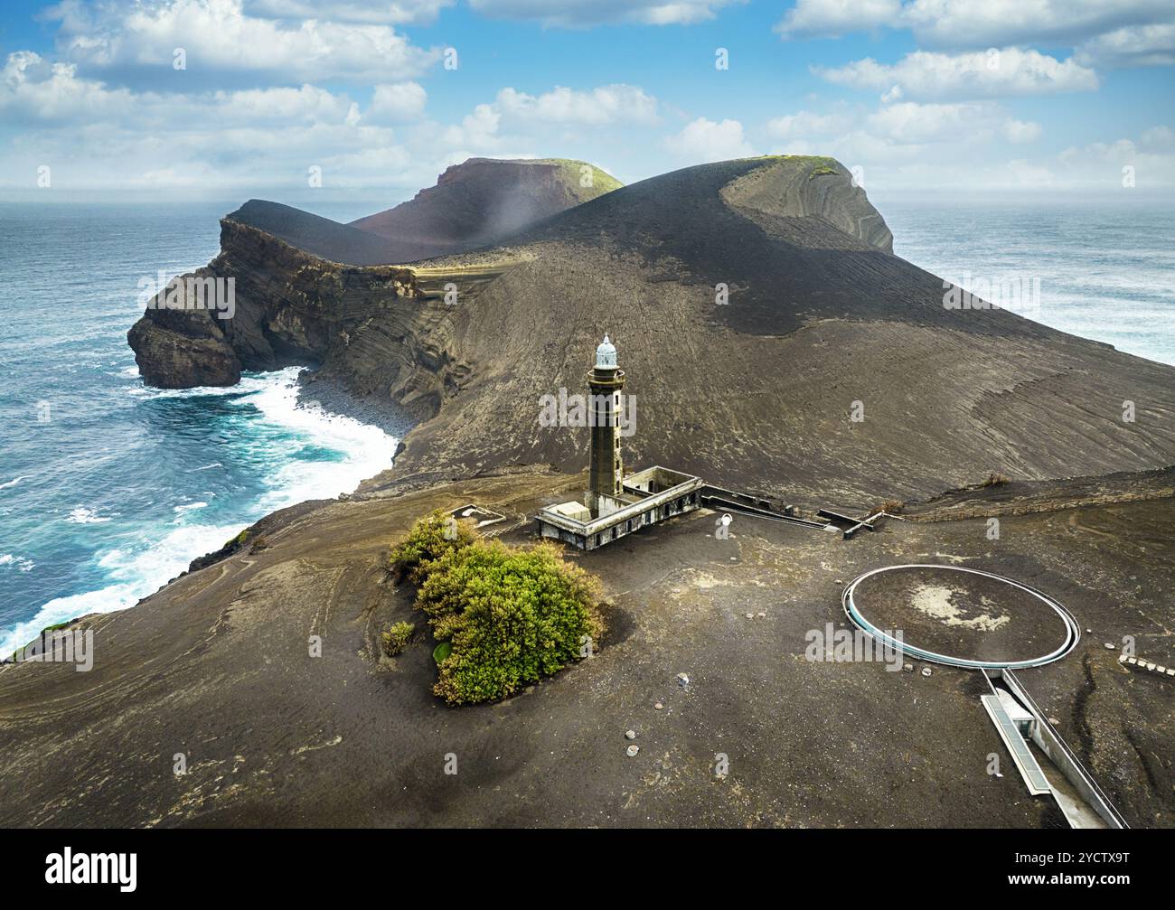 Aus der Vogelperspektive Capelinhos Vulkan, Leuchtturm der Ponta dos Capelinhos Küste auf Faial Insel Stockfoto