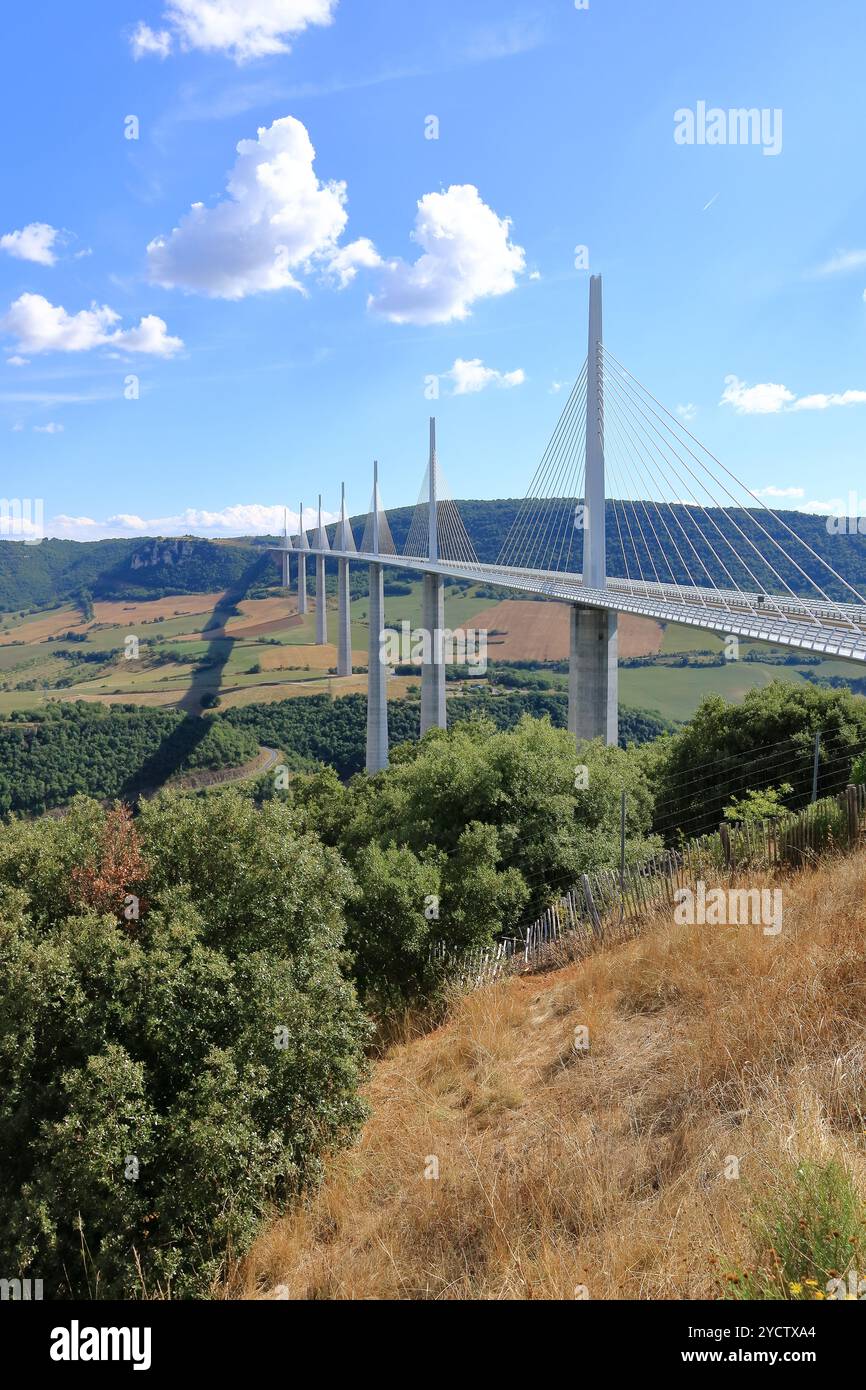 Das Multispan-Kabel hielt den Millau Viaduct durch das Tal des Tarn River in Millau, Frankreich, Europa Stockfoto