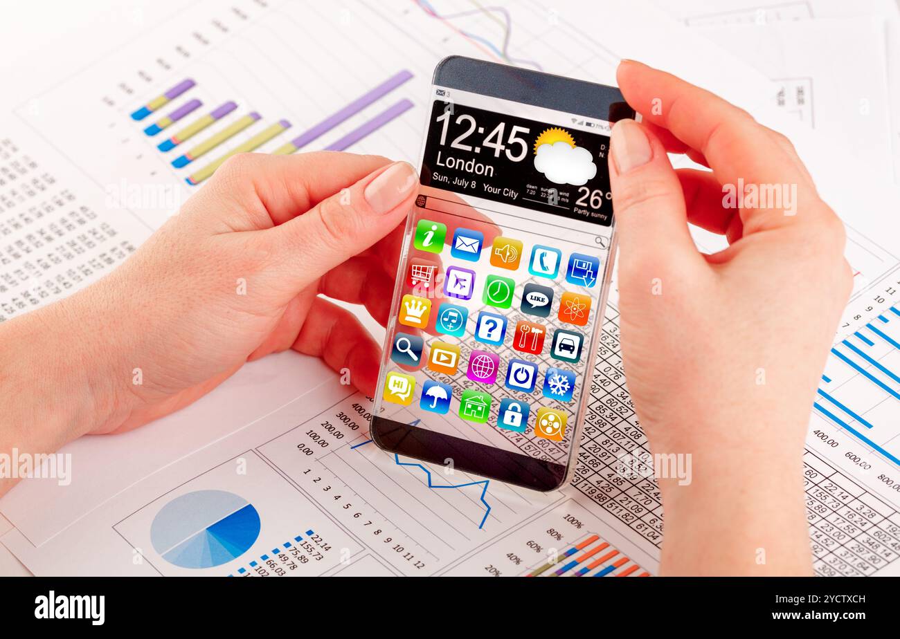 Smartphone mit transparenten Bildschirm in Menschenhand. Stockfoto