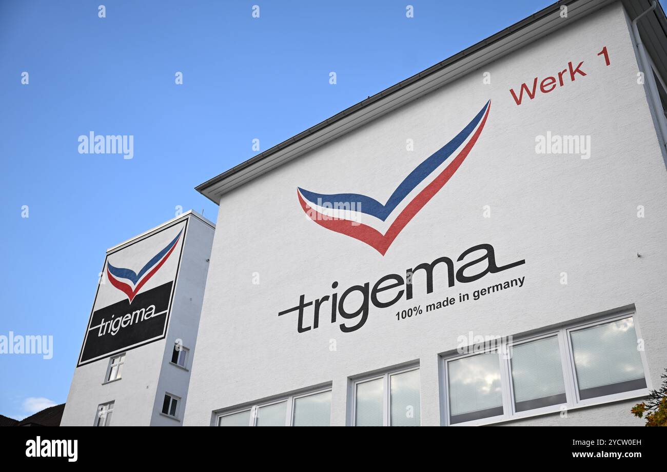 Burladingen, Deutschland. Oktober 2024. Das Logo des Bekleidungsunternehmens Trigema vor dem Hauptsitz in Burladingen. Quelle: Bernd Weißbrod/dpa/Alamy Live News Stockfoto