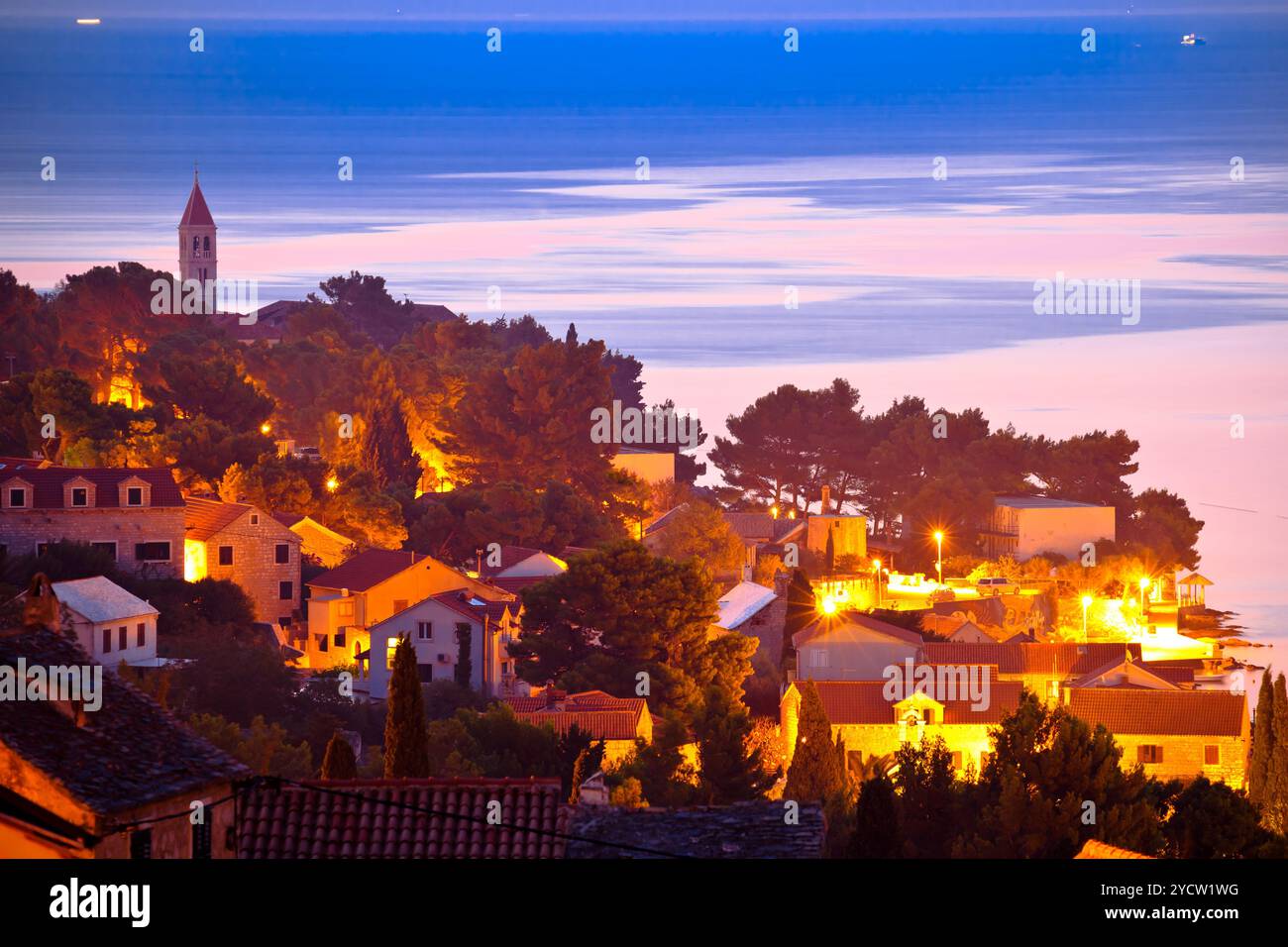 Stadt Bol Sonnenaufgang mit Blick aufs Wasser Stockfoto