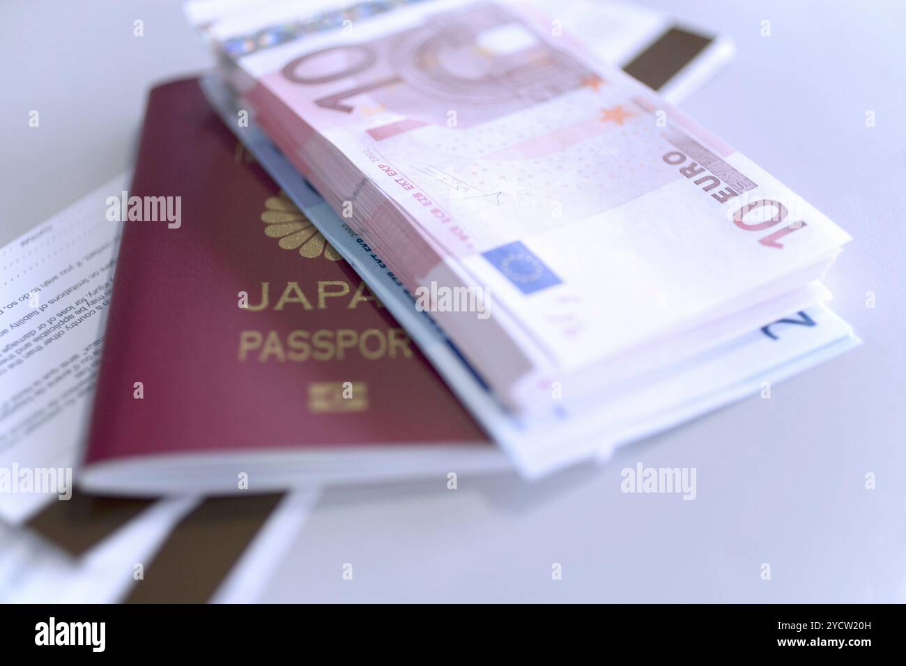 Pass und Euro-Banknoten Stockfoto