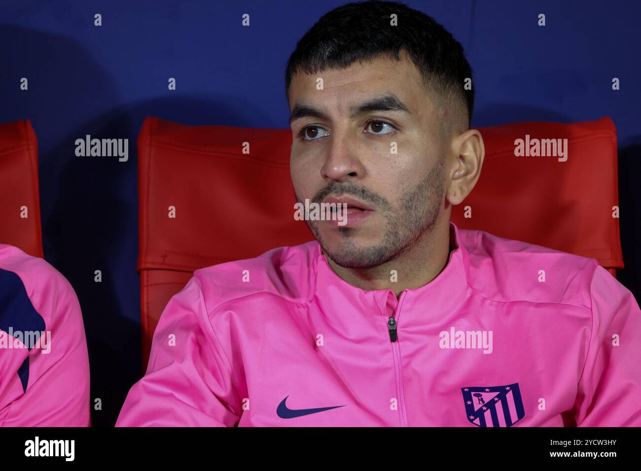 Madrid, Spanien. Oktober 2024. Ángel Correa von Atletico Madrid schaut von der Bank zu, bevor Atletico Madrid und LOSC Lille im Riyadh Air Metropolitano Stadion Atletico Madrid 2024/25 in der UEFA Champions League heute Abend im Estadio Metropolitano in Madrid 1-3 gegen Lille verloren. Quelle: SOPA Images Limited/Alamy Live News Stockfoto