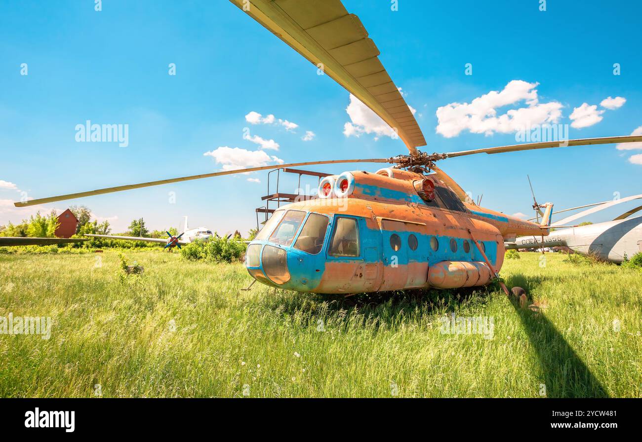 Der russische Transporthubschrauber Mi-6 auf einem verlassenen Flugplatz in Samara, Russland Stockfoto