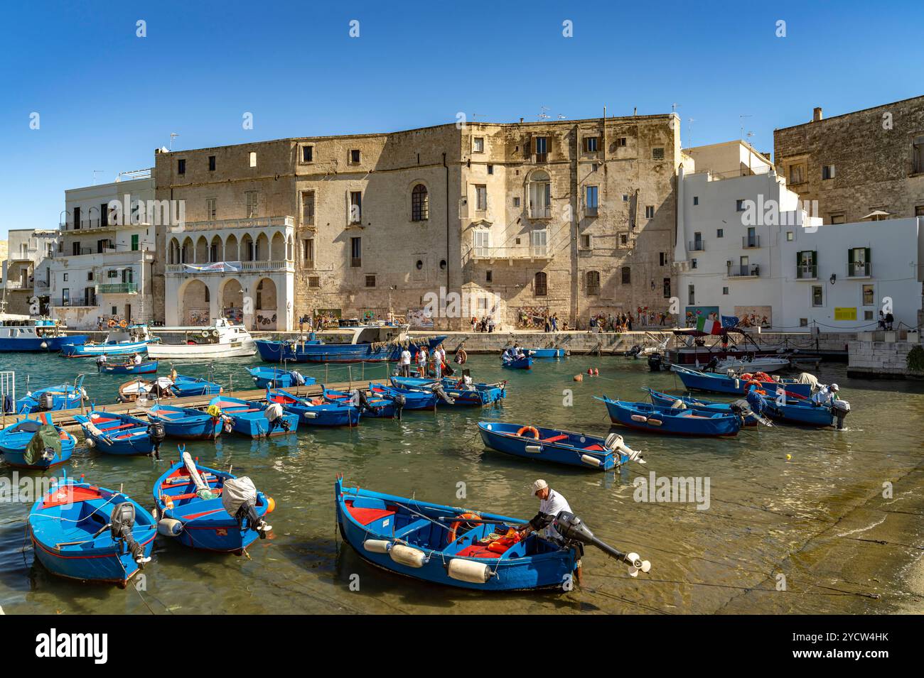 Alter Hafen Monopoli Blaue Fischerboote Gozzi im Alten Hafen von Monopoli, Apulien, Italien, Europa Blaue Fischerboote Gozzi im alten Hafen von Monopo Stockfoto