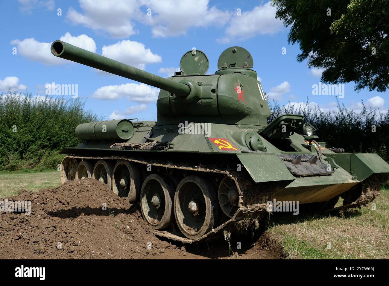 Der T-34 ist ein sowjetischer Mittelpanzer aus dem Zweiten Weltkrieg, als er eingeführt wurde, war sein 76,2-mm-Panzergewehr leistungsfähiger als viele seiner Zeitgenossen. Stockfoto