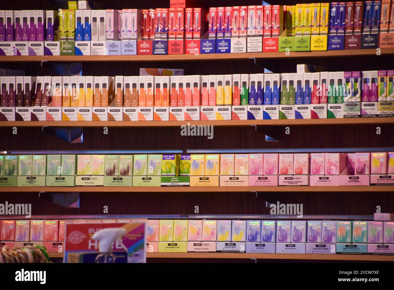 London, England, Großbritannien. Oktober 2024. Farbenfrohe Vapes werden in einem Geschäft in Central London ausgestellt, als die britische Regierung ankündigt, dass Einwegvapes in England im Juni 2025 verboten werden. Das Verbot zielt darauf ab, die Plastikverschmutzung und die Verwendung von Dämpfen durch Kinder zu verringern. (Kreditbild: © Vuk Valcic/ZUMA Press Wire) NUR REDAKTIONELLE VERWENDUNG! Nicht für kommerzielle ZWECKE! Stockfoto