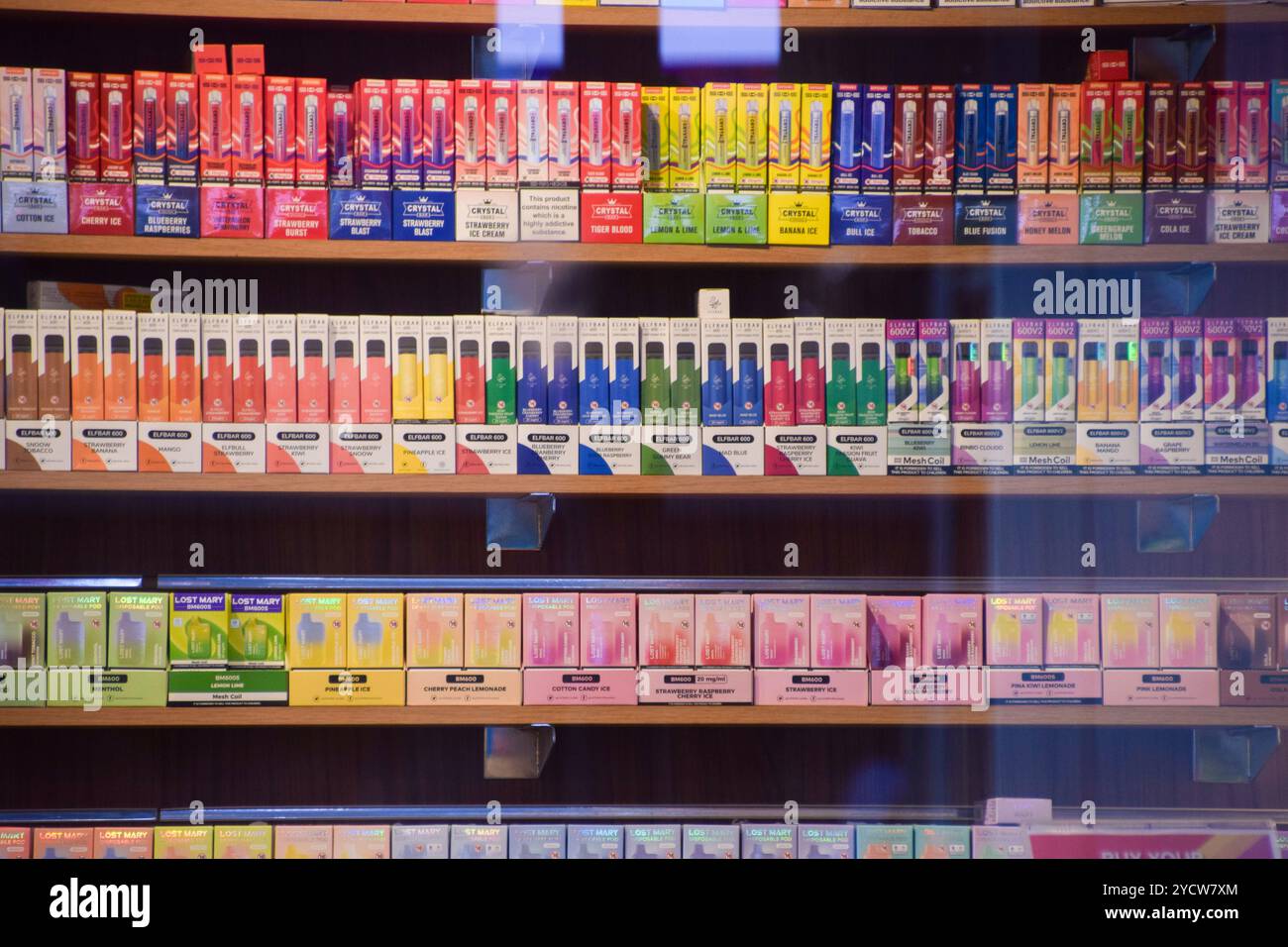 London, England, Großbritannien. Oktober 2024. Farbenfrohe Vapes werden in einem Geschäft in Central London ausgestellt, als die britische Regierung ankündigt, dass Einwegvapes in England im Juni 2025 verboten werden. Das Verbot zielt darauf ab, die Plastikverschmutzung und die Verwendung von Dämpfen durch Kinder zu verringern. (Kreditbild: © Vuk Valcic/ZUMA Press Wire) NUR REDAKTIONELLE VERWENDUNG! Nicht für kommerzielle ZWECKE! Stockfoto