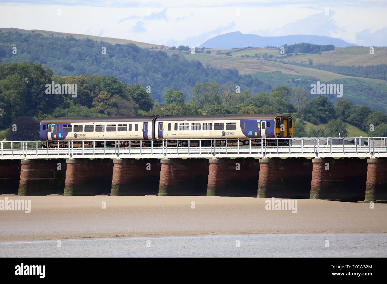 Der Old Diesel Train überquert das Viadukt über den Fluss Kent bei Arnside, Cumbria. Stockfoto