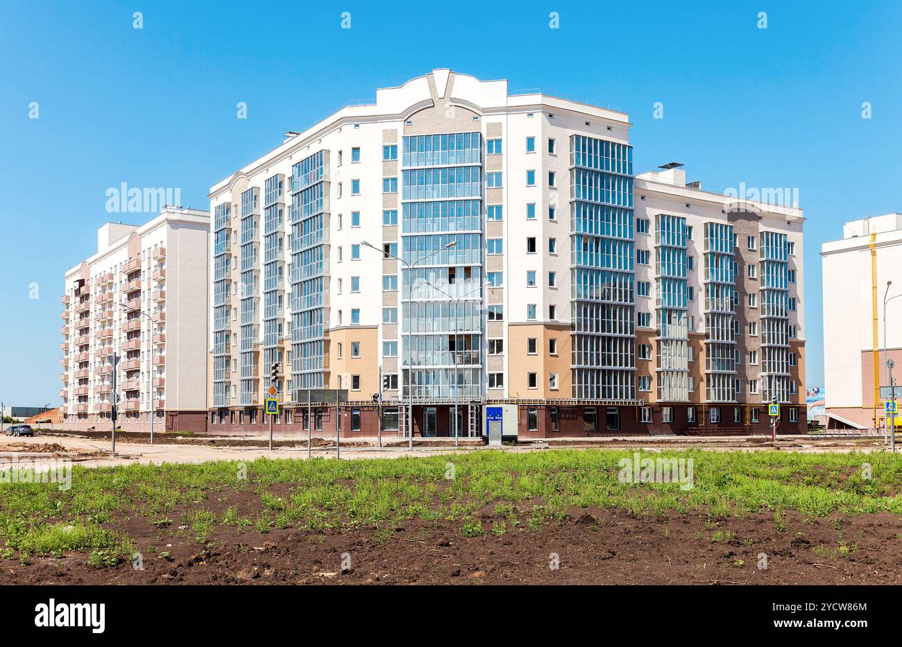 Neue hohe Wohngebäude im Wohnviertel South City im sonnigen Sommertag im Bau Stockfoto