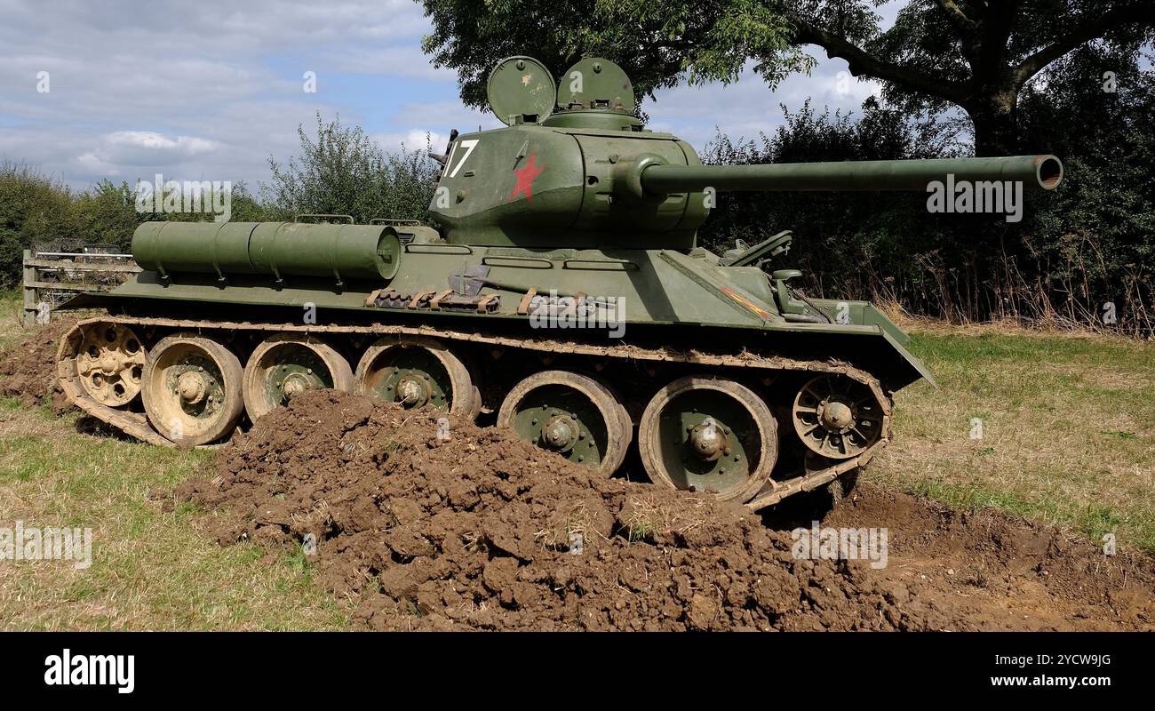 Der T-34 ist ein sowjetischer Mittelpanzer aus dem Zweiten Weltkrieg, als er eingeführt wurde, war sein 76,2-mm-Panzergewehr leistungsfähiger als viele seiner Zeitgenossen. Stockfoto