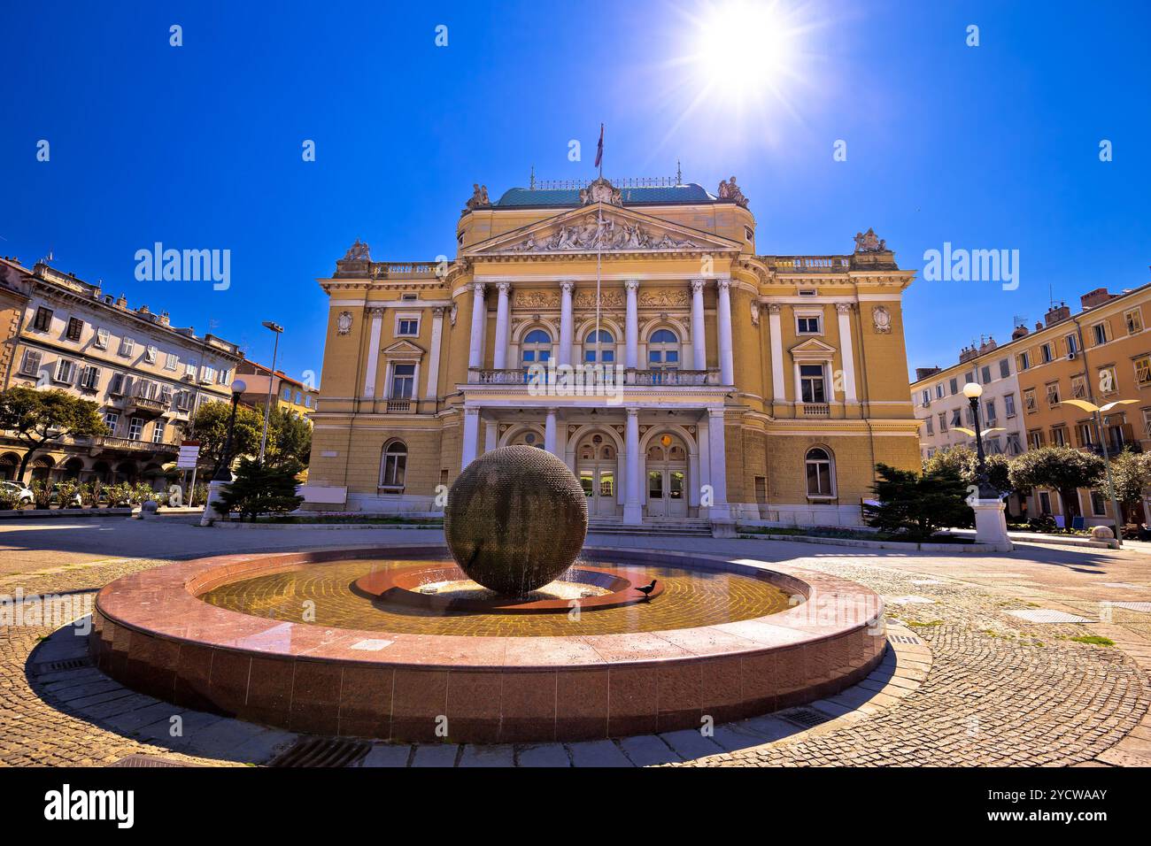 Kroatischen Nationaltheater in Rijeka Blick auf den Platz Stockfoto